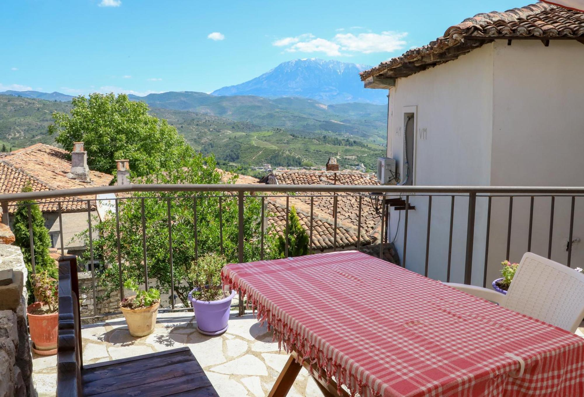 Guest House Vasili Berat Bagian luar foto