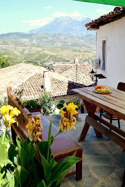 Guest House Vasili Berat Bagian luar foto
